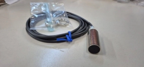 SENS.IND. M18 PNP NC 3H 12/24VDC IP67 SAL CABLE( E2AM18KS08WPB22M)